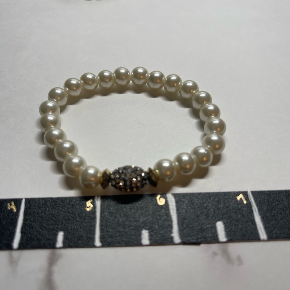 Elegant Pearl Bracelet with Silver Accents